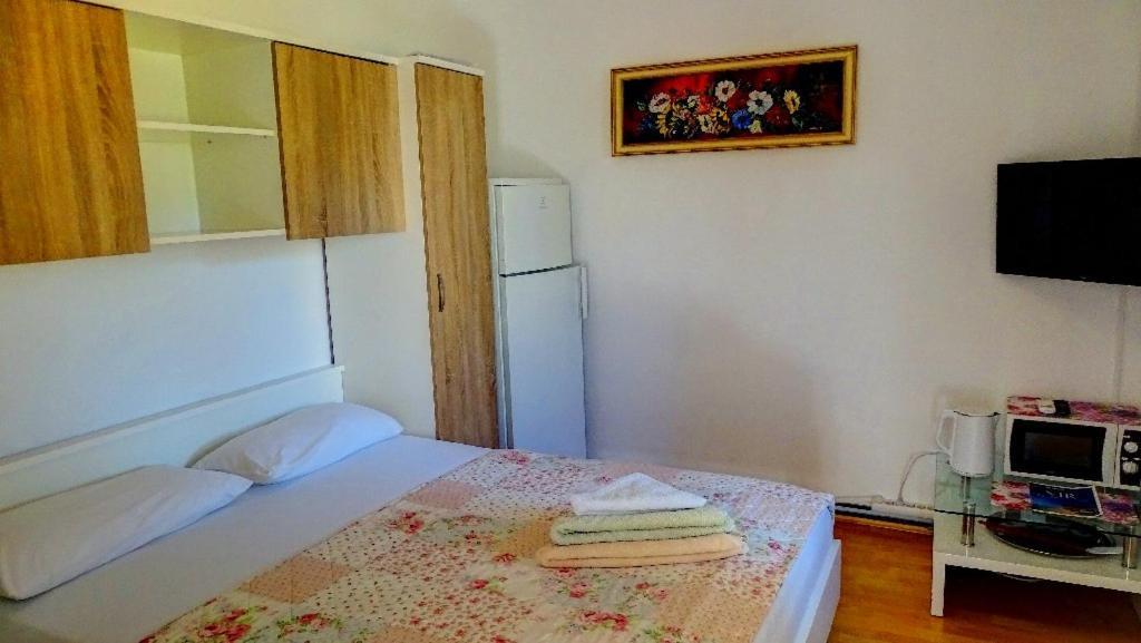 Studio Apartman I Mali Apartman วีร์ ภายนอก รูปภาพ