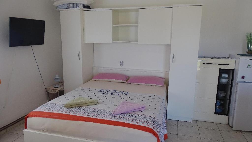 Studio Apartman I Mali Apartman วีร์ ภายนอก รูปภาพ